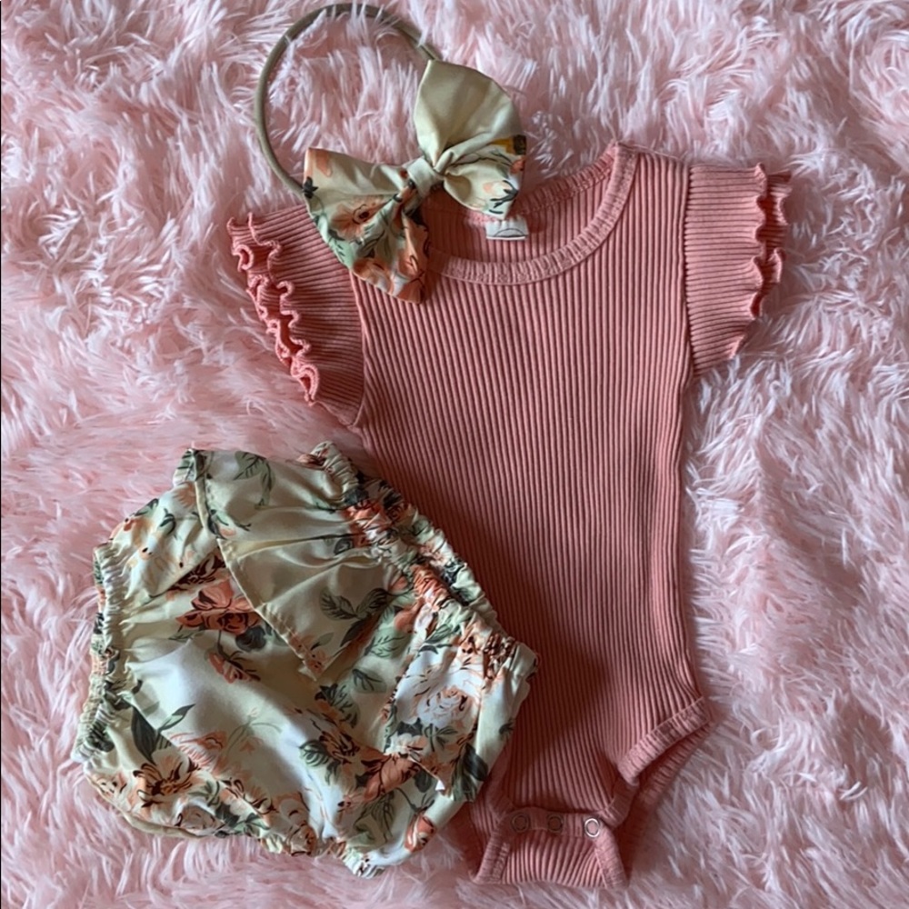 Adorable coral and flower outfit w/bow (6-9M)
